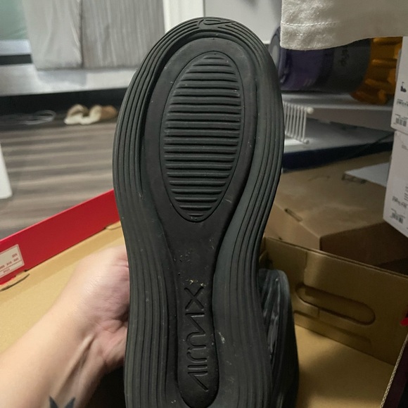 Nike shoes - Picture 2 of 3